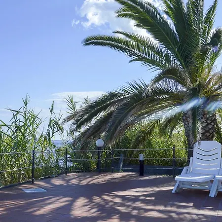 Sea View Terrace Apartment: Beachfront With Pool * Giardini Naxos