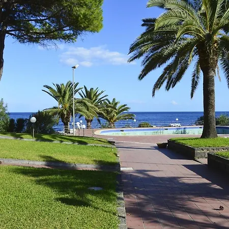 Sea View Terrace Apartment: Beachfront With Pool Giardini Naxos