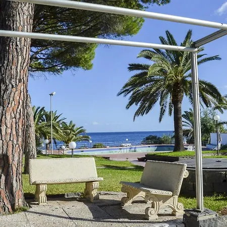 Sea View Terrace Apartment: Beachfront With Pool * Giardini Naxos