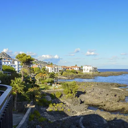 Sea View Terrace Apartment: Beachfront With Pool Giardini Naxos