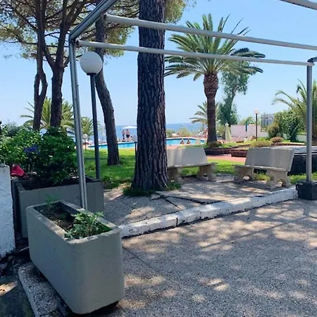 Sea View Terrace Apartment: Beachfront With Pool Apartment *
