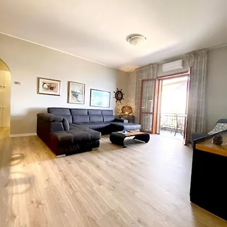Sea View Terrace Apartment: Beachfront With Pool *